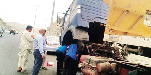  مساعدة إحدى الشاحنات المتعطلة على طريق مكة
