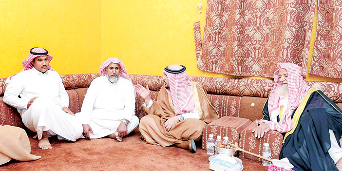  الأمير فيصل بن مشعل مع ذوي أحد الشهداء بمنزلهم
