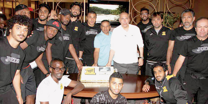  لقطة جماعية للاعبين وموفد الجزيرة علاء سعيد مع رئيس النادي