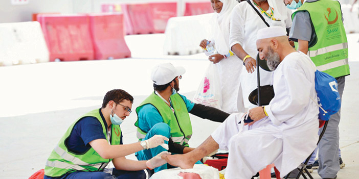 شباب سعوديون يضمدون جراح الحجاج 
