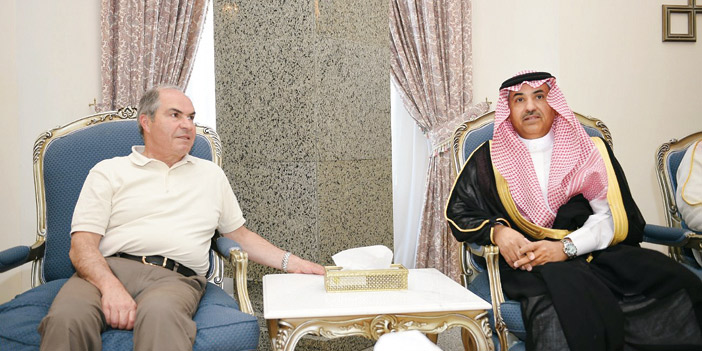  رئيس وزراء الأردن أثناء لقائه وكيل إمارة منطقة المدينة المنورة بعد أدائه مناسك الحج