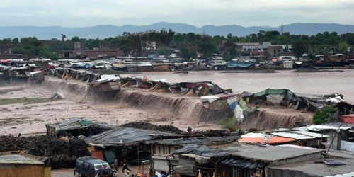 19 قتيلاً وثلاثة مفقودين في فيضانات بإندونيسيا 
