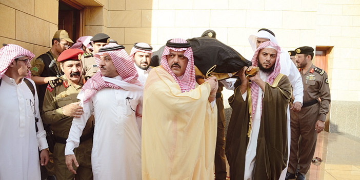  نائب أمير حائل يشارك في حمل جثمان الشهيد العتيبي