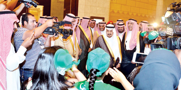  أمير منطقة الرياض خلال إطلاقه أمس فعالية «جولة في قصر الحكم»