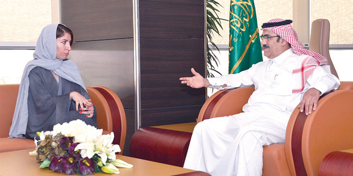  رئيس وكالة الأنباء السعودية عبدالله الحسين خلال لقائه مديرة الشؤون الإعلامية بشركة (تويتر)