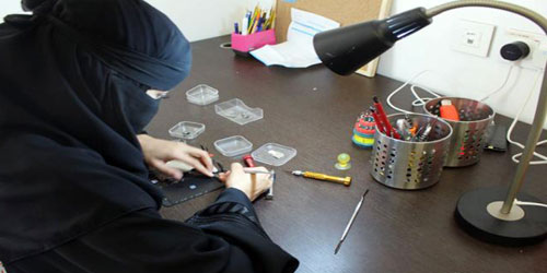 سعودية تتخطى تحديات التقنية بامتهان صيانة الجوالات 