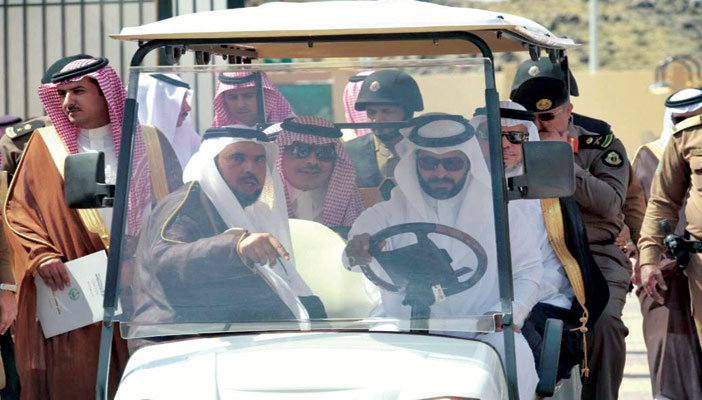   الأمير مشاري خلال جولة ميدانية على المشروع