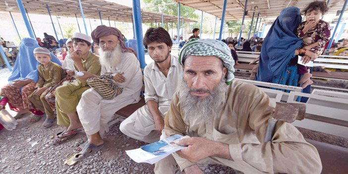  لاجئون أفغان ينتظرون أدوارهم في مقر الأمم المتحدة للاجئين للتسجيل في برنامج العودة للوطن
