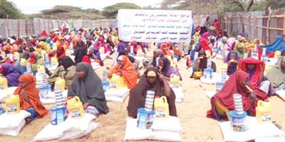 الندوة العالمية توزع 5 آلاف سلة غذائية على النازحين في الصومال 