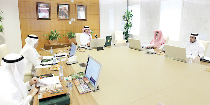  وزير التعليم خلال ترؤسه الاجتماع