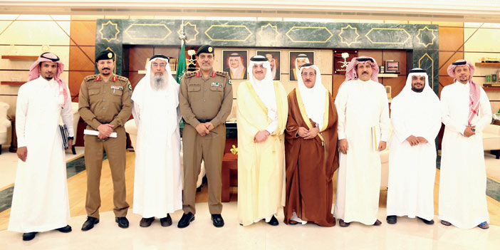  الأمير سعود بن نايف وعدد من أعضاء الجائزة