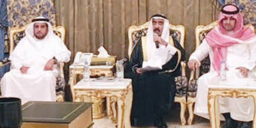 من اليسار: محمد المشوح وإلى يساره عبد اللطيف الحميد ونجل العسكر