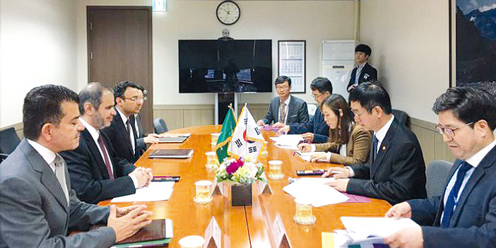 وزير التعليم يبحث مع نظيره الكوري مجالات التعاون بين البلدين ويزور جامعة سيئول الوطنية 