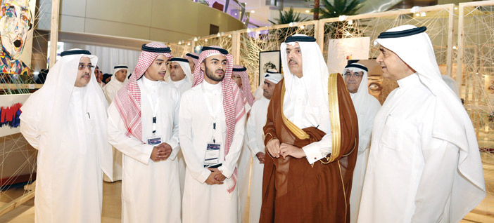  الأمير ابن عياف أثناء افتتاحه المعرض الخيري «الفن عطاء»