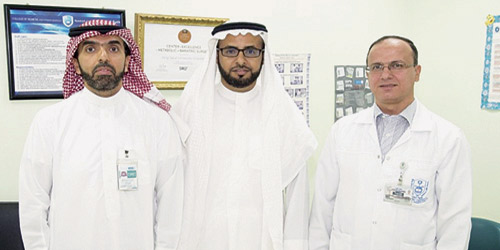  الفريق الطبي من اليمين: د. صلاح رحال. د. سامي النصار و د. محمد العيسى
