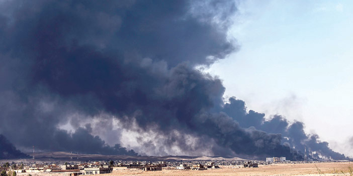  أدخنة آبار النفط جنوب الموصل إثر اشتداد المعارك لاستعادة المدينة من تنظيم داعش