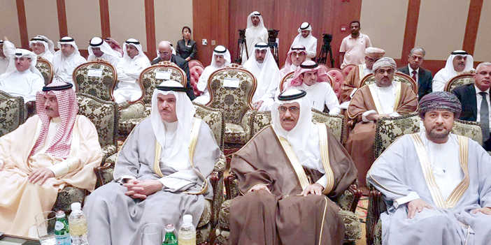   الشيخ سلمان الصباح وعلى يساره رئيس وكالة الأنباء السعودية خلال افتتاح المؤتمر