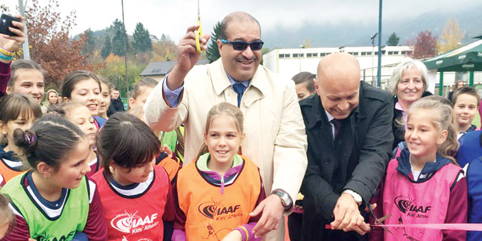  الأمير نواف بن محمد خلال افتتاحه المنشاة الرياضية في سراييفو