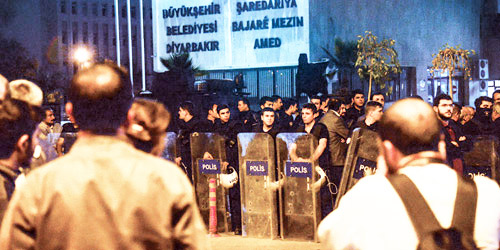  قوات الأمن التركية تواجه المتظاهرين في ديار بكر