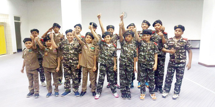  مجموعة من الاطفال يرتدون الزي العسكري