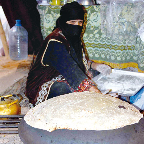 تجهيز خبز الصاج العربي ضمن فعاليات الشتاء في عرعر 