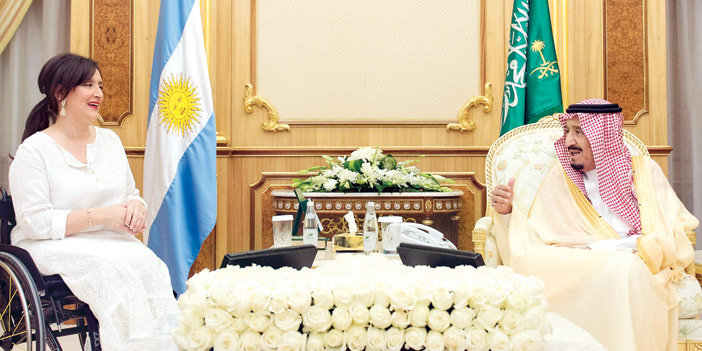  خادم الحرمين الشريفين خلال استقباله نائبة رئيس الأرجنتين