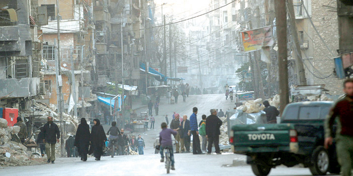 مدنيون ينتشرون في شوارع حلب وبين مبانيها المدمرة خلال توقف عمليات القصف