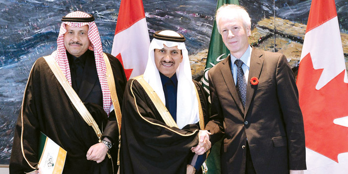  د. العيبان في صورة تذكارية مع وزير الخارجية الكندي بحضور سفير خادم الحرمين لدى كندا