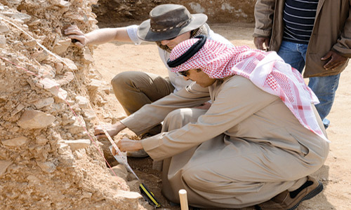  الأمير سلطان يطّلع على أعمال فريق التنقيب الأثري في الدوادمي