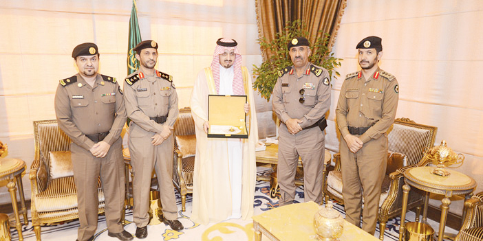  الأمير فيصل بن خالد متسلّماً التقرير من اللواء القرزعي