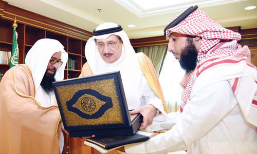  الأمير محمد بن ناصر يتسلَّم نسخة من المصحف الشريف