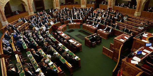 البرلمان المجري يرفض بأغلبية ضئيلة حظر إعادة توطين المهاجرين 