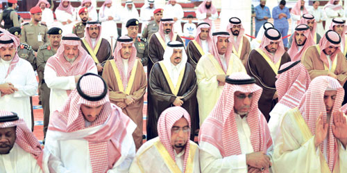  الأمير فيصل بن بندر يؤدي صلاة الميت على الفقيدة