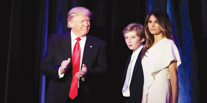  ميلانيا برفقة ابنها بارون كما بدت أمس خلال إعلان فوز زوجها ترامب بالرئاسة
