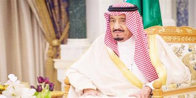 الملك سلمان يمنح التشكيلية صفية بن زقر وسام الملك عبد العزيز 