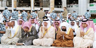 الأمير خالد الفيصل يتقدم المصلين في المسجد الحرام 