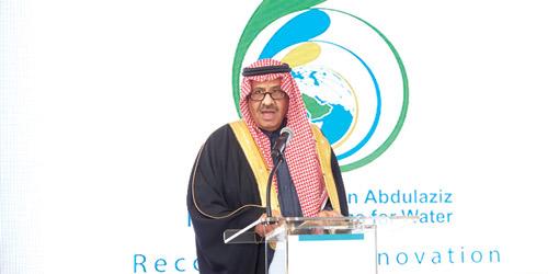  خالد بن سلطان اثناء إلقاء كلمته في حفل الجائزة