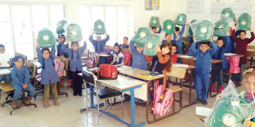  توزيع الحقائب المدرسية للطلاب السوريين