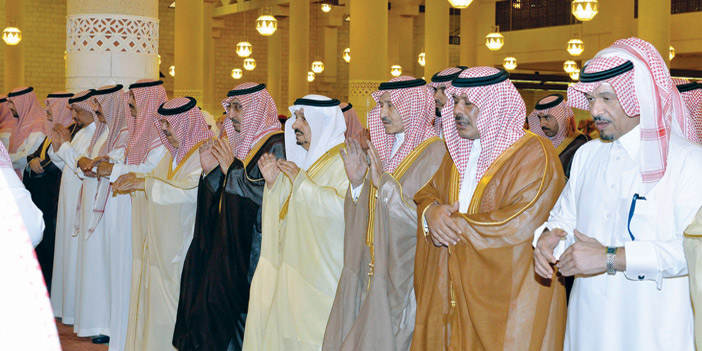  أمير منطقة الرياض يتقدم المصلين على الأمير سلمان بن فواز