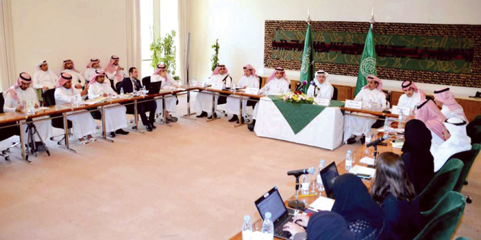  الخليفي متحدثا خلال المؤتمر الصحفي في مقر مؤسسة النقد العربي السعودي أمس