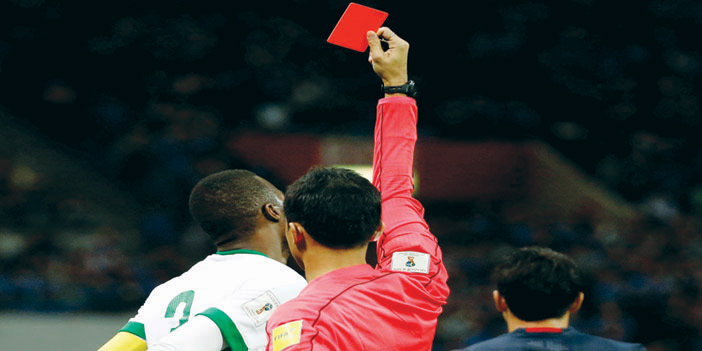 الحكم السنغافوري محمد تقي يشهر البطاقة الحمراء في وجه هوساوي