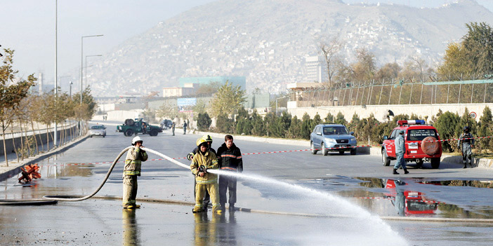  رجال الإطفاء الأفغان يقومون بإخماد الحريق الناتج عن الانفجار الانتحاري