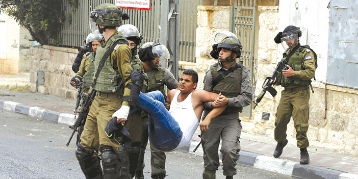  جنود الاحتلال يعتقلون الأطفال الفلسطينيين