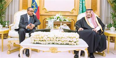 خادم الحرمين الشريفين يبحث العلاقات الثنائية وسبل تعزيزها مع رئيس وزراء إثيوبيا 
