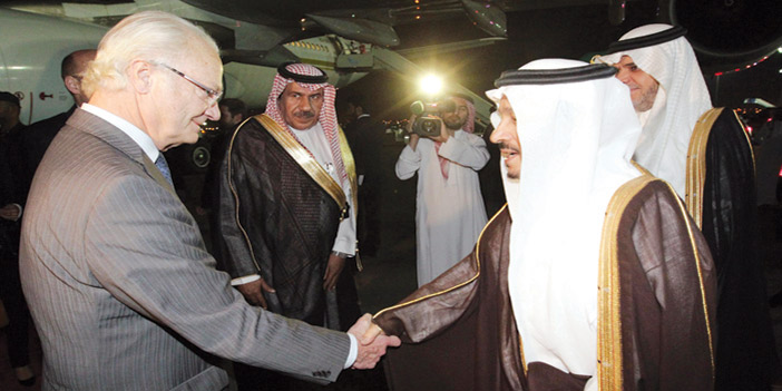  الأمير فيصل بن بندر مصافحاً ملك السويد لدى وصوله إلى الرياض