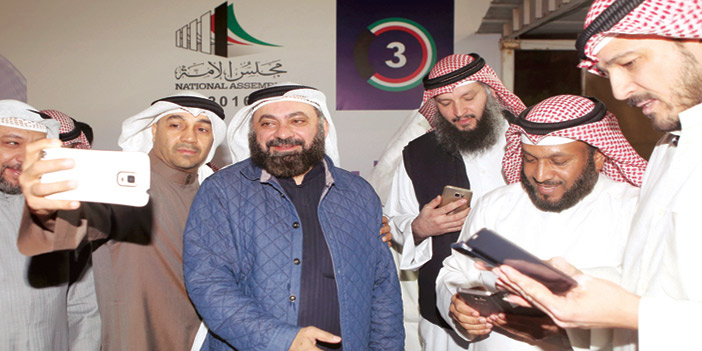  مرشح التيار الإسلامي وليد الطبطبائي يحتفل مع مؤيديه