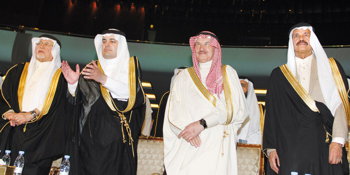  من اليمين: رئيس التحرير خالد المالك، د. عبدالرحمن الشبيلي، وزير الثقافة، د. عبدالعزيز خوجة