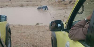 مدني الرياض يُخرج 195 سيارة  محتجزة بالسيول.. وإنقاذ 106 أشخاص 