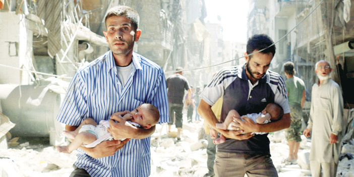  مدنيون سوريون ينتشلون الأطفال من تحت الأنقاض في حلب