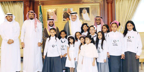  الأمير محمد بن ناصر مع بناته الطالبات بحضور مدير التعليم